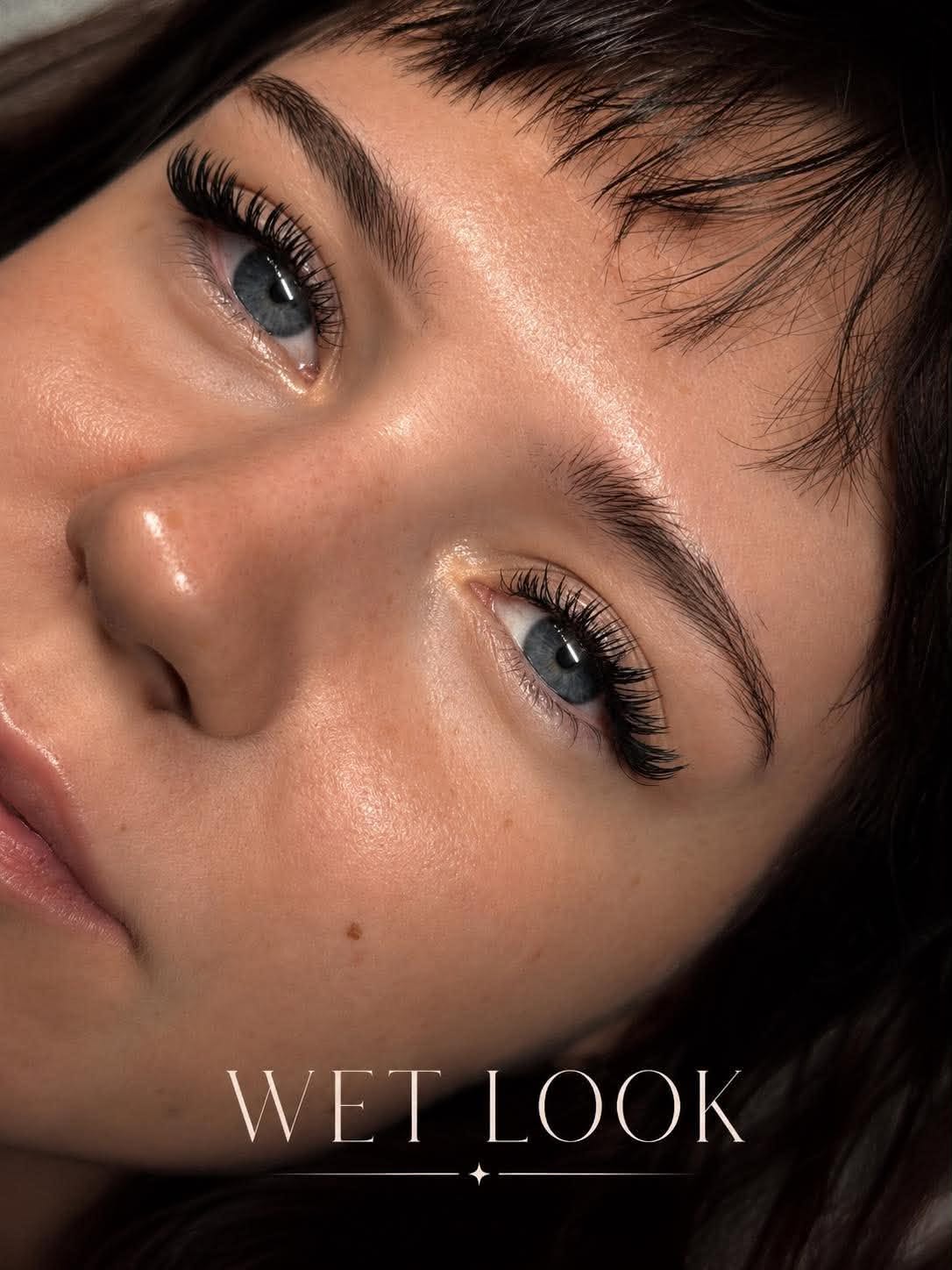 Rzęsy Wet look — zbliżenie oczu